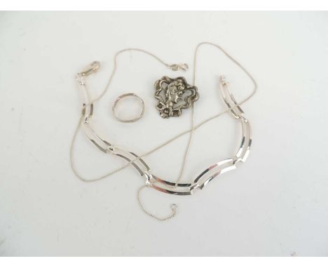 ASSORTED SILVER JEWELLERY INCLUDING an Art Nouveau style silver brooch, modernist silver bracelet, silver choker necklace and