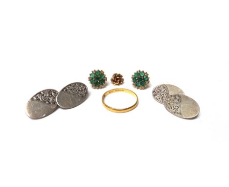 A pair of Victorian silver oval cufflinks, with engraved decoration, Chester 1895, a 22ct gold plain wedding ring, London 196