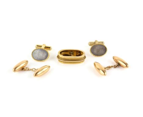 Mixed group of items, a pair of cufflinks with chain links, stamped 15 ct, with a Victorian wirework scarf clip, testing as 1