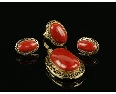 Coral jewellery set, oval cabochon cut coral ring, 2.3 x 1.4 cm, mount stamped 18 ct, ring size M 1/2, with a large matching 