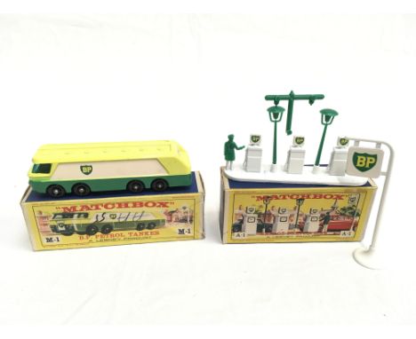 Lesney Matchbox M1 Major Pack BP Petrol Tanker, VG in G+ box with pen to one side. Together with Matchbox A1 Garage Pumps and