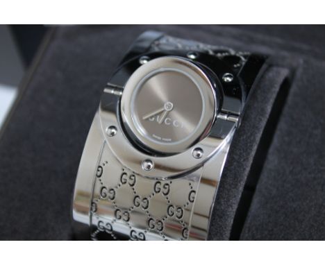 A LADIES GUCCI BANGLE WRIST WATCH, with box and spare links, W 3.25 cm