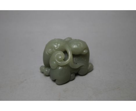 A CARVED CELADON JADE FIGURE OF TWO CATS, W 4 cm