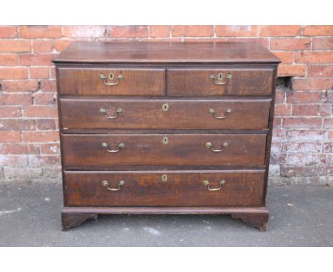 A GEORGIAN OAK CHEST OF DRAWERS, having two short above three longer graduated drawers, raised on bracket feet, H 93 cm, W 11