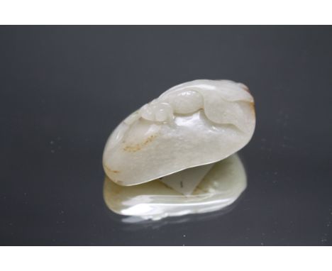 A CHINESE TYPE JADE CARVING OF A GOLDFISH, W 6 cm