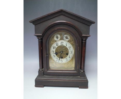 AN EARLY 20TH CENTURY JUNGHANS MANTEL CLOCK OF ARCHITECTURAL FORM, having arched brass dial with silvered chapter ring and Ar