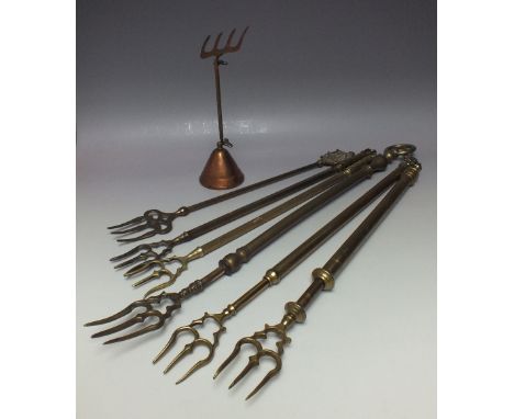 A COLLECTION OF LATE 19TH / EARLY 20TH CENTURY TOASTING FORKS, to include three extending examples and an unusual part comple