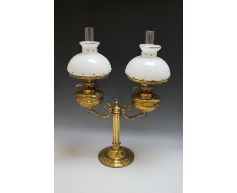 A LATE 19TH / EARLY 20TH CENTURY TWIN BRANCH OIL LAMP, the brass reservoirs set upon twin scrolled arms attached to Corinthia