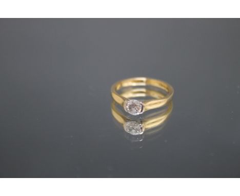 AN 18 CARAT DIAMOND SOLITAIRE RING, set with a brilliant cut diamond of approx quarter of a carat, ring size k 1/2