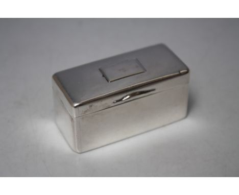 A HALLMARKED SILVER SNUFF TYPE BOX BY JOHN REILY - LONDON 1813, having a gilt interior, W 5.5 cm