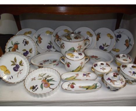 A good lot of Royal Worcester 'Evesham' dinner/kitchen ware