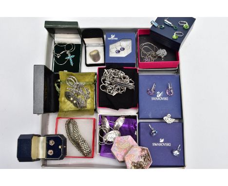 A TRAY OF ASSORTED JEWELLERY, to include a white metal marcasite and cultured pearl brooch/show buckle clips, stamped '925 si