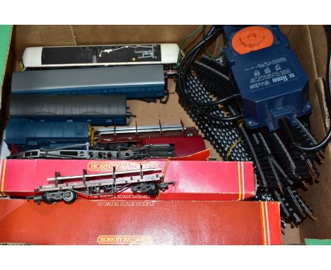 A QUANTITY OF BOXED AND UNBOXED 00 GAUGE MODEL RAILWAY ITEMS, boxed Hornby Railways Hall class locomotive 'Hagley Hall' No 49