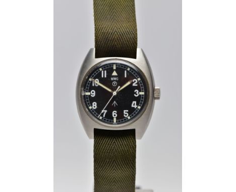 A GENTLEMAN'S MWC 6BB MILTARY ISSUE STAINLESS STEEL WATCH, a round black dial with Arabic hour markers, outer seconds track i