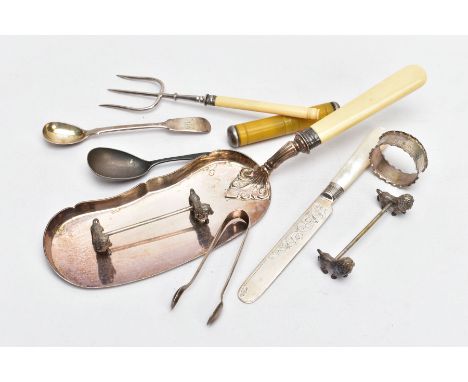 A BOX OF MISCELLANEOUS ITEMS, to include a silver fiddle pattern sauce spoon with engraved initials to the handle, worn gilt 