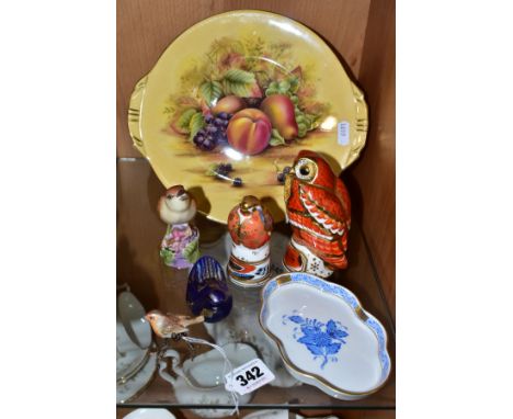 A SMALL GROUP OF CERAMICS AND GLASS, comprising Albany/Worcester Robin, height 5cm, a Royal Worcester Nightingale No 3337 (cr