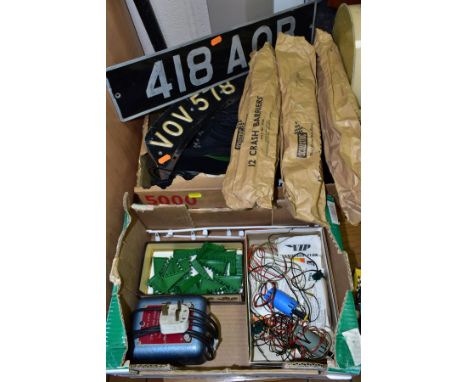 A QUANTITY OF VINTAGE SCALEXTRIC ITEMS, to include three boxed cars, Lister Jaguar, No C56, in blue with RN12, Ferrari F1, No