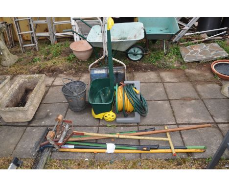 A QUANTITY OF GARDEN ITEMS including two lawn seed spreader, a hose reel, garden tools, a Galvanised bucket etc