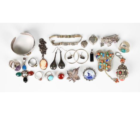 A group of mostly silver jewellery, comprising five brooches, five rings, a cameo pendant with a neckchain, two further penda