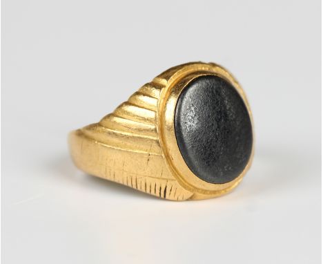 A gold and hematite oval signet ring, unmarked, weight 10g, ring size approx T1/2.Buyer’s Premium 29.4% (including VAT @ 20%)