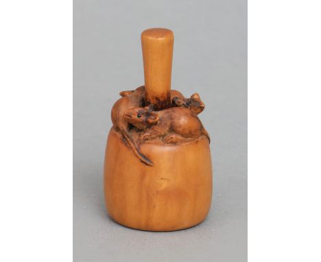 Japanisches Netsuke der Meiji-Zeit (1868-1912), Satinholz, geschnitzt, ¨3 Ratten auf Mörser¨, H 5cm, aus norddeutscher Privat