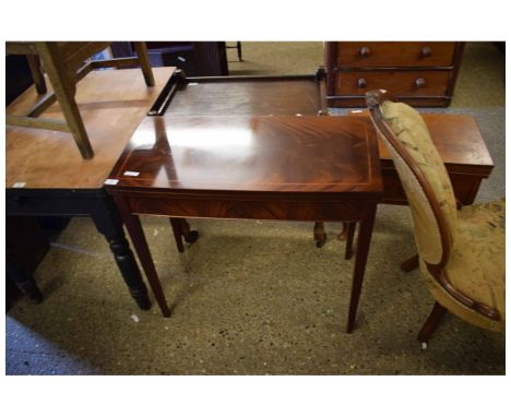 MAHOGANY SATINWOOD BANDED FOLD-OVER CARD TABLE WITH GREEN BAIZE LINED INTERIOR ON TAPERING SQUARE LEGS