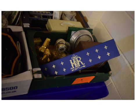 BOX CONTAINING AN OAK JAMES WALKER LTD MANTEL CLOCK, BRASS KETTLE ETC