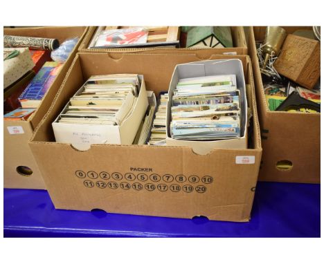 BOX CONTAINING MIXED MODERN POST CARDS ETC