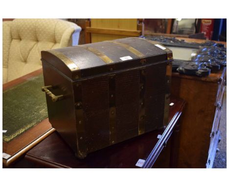 OAK AND BRASS BANDED TABLE TOP BOX WITH SIDE HANDLES AND GALVANISED LINER