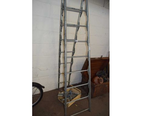 METAL FOLDING LADDER
