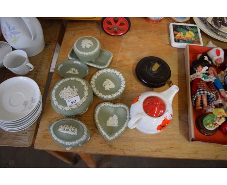 MIXED LOT:  WEDGWOOD JASPER WARE ITEMS TO INCLUDE PIN TRAYS AND TRINKET BOXES, VINTAGE TAPE MEASURE AND A TEAPOT