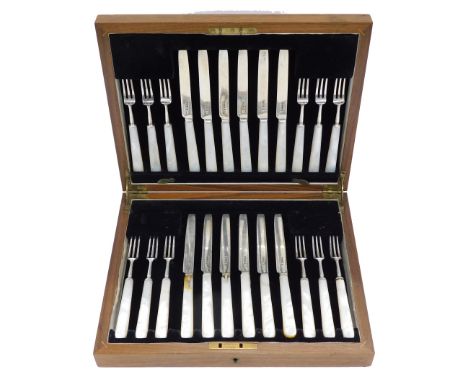 A set of twelve George V dessert knives and forks, each with a silver blade and mother of pearl handle, Sheffield 1934 (AF), 