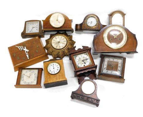 A quantity of 20thC clocks and timepieces, to include Edwardian mantel clocks, 1920s oak clocks, a Smiths sunburst clock, etc