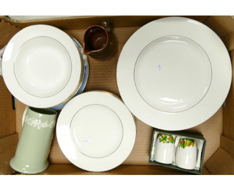 A mixed collection of items to include Wedgwood Signet Gold Graded plates &amp; rimmed bowls, Spode Fortuna patterned tankard