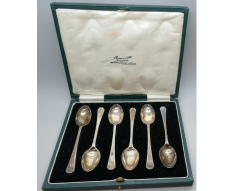 An early 20th Century Beaver Ltd. silver set of six tea spoons, cased, Sheffield 1928 hallmarks, 71g