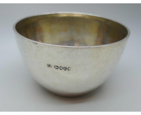 A Victorian silver bowl with monogram and crest, London 1880 hallmarks, 96g