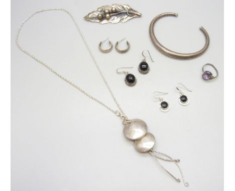 Assortment of silver and white metal jewellery including a silver torque bangle, a Mexican silver leaf brooch, white metal pe