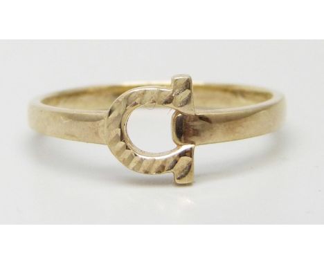 A 9ct gold horse shoe ring, 2.4g, U