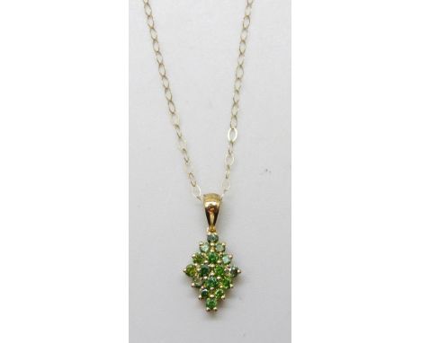 A 9ct yellow gold green diopside pendant and chain, 1.6g