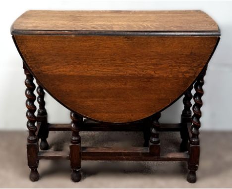 An oak gate leg table on spiral twist supports, 73 x 113 x 89 cm.
