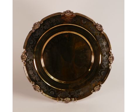 De Lamerie, large gilt lay plate. Specially made high end quality item. Made in England. Diameter: 35.5cm