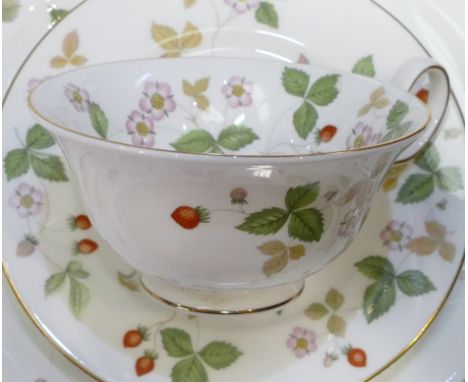 Wedgwood 'Wild Strawberry' Dinner/Tea Set to include Two Scalloped Edged Dishes, Flower Shaped Scalloped Edged Dish, Nine Din