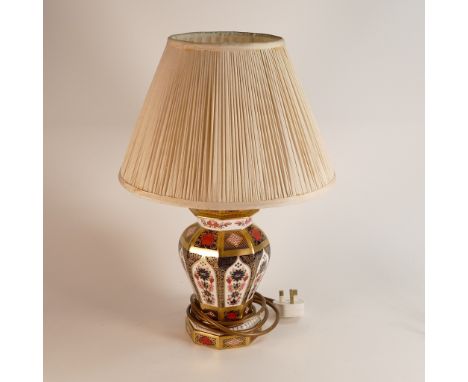Royal Crown Derby lamp base decorated in the 1128 Old Imari design, pottery height .23.5cm, with linen shade.