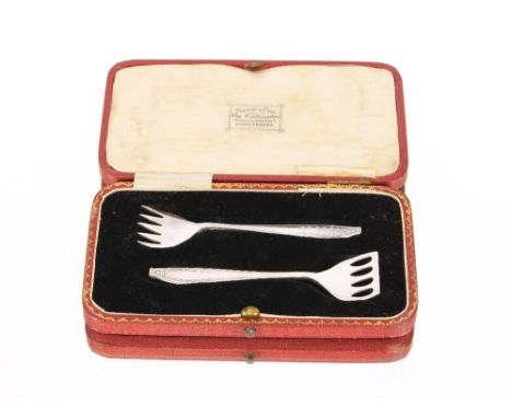 A boxed silver caviar set,&nbsp;Sheffield 1923