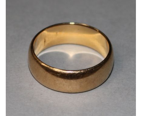 An 18ct gold wedding band, 8.5 grams, size R.