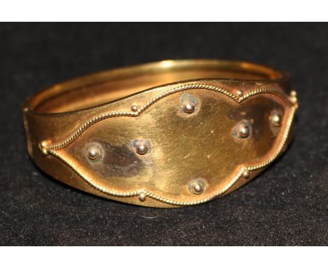 A Victorian gold hinged bangle.