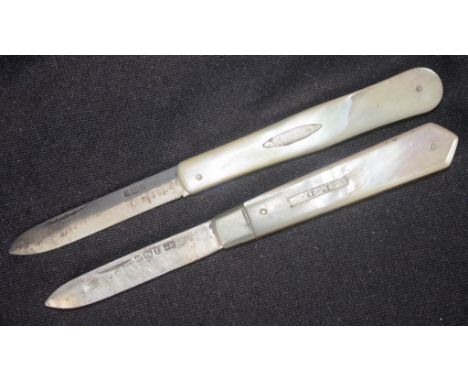 Two various George V sterling silver pocket knives each marked for Sheffield 1911, with Mother of Pearl handles, (length 12cm