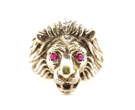 Silver gilt lion ring with red gemstone eyes. Unmarked. Approx weight 7 grams, ring size R