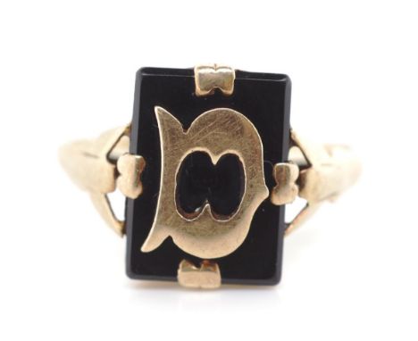 Antique 9ct rose gold and onyx ring marked 9ct. Approx weight 1.98 grams, ring size M