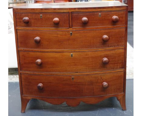 George III mahogany chest of drawers with bow front, 2 short and 3 long drawers, 106cm wide, 60cm deep, 106cm high approx